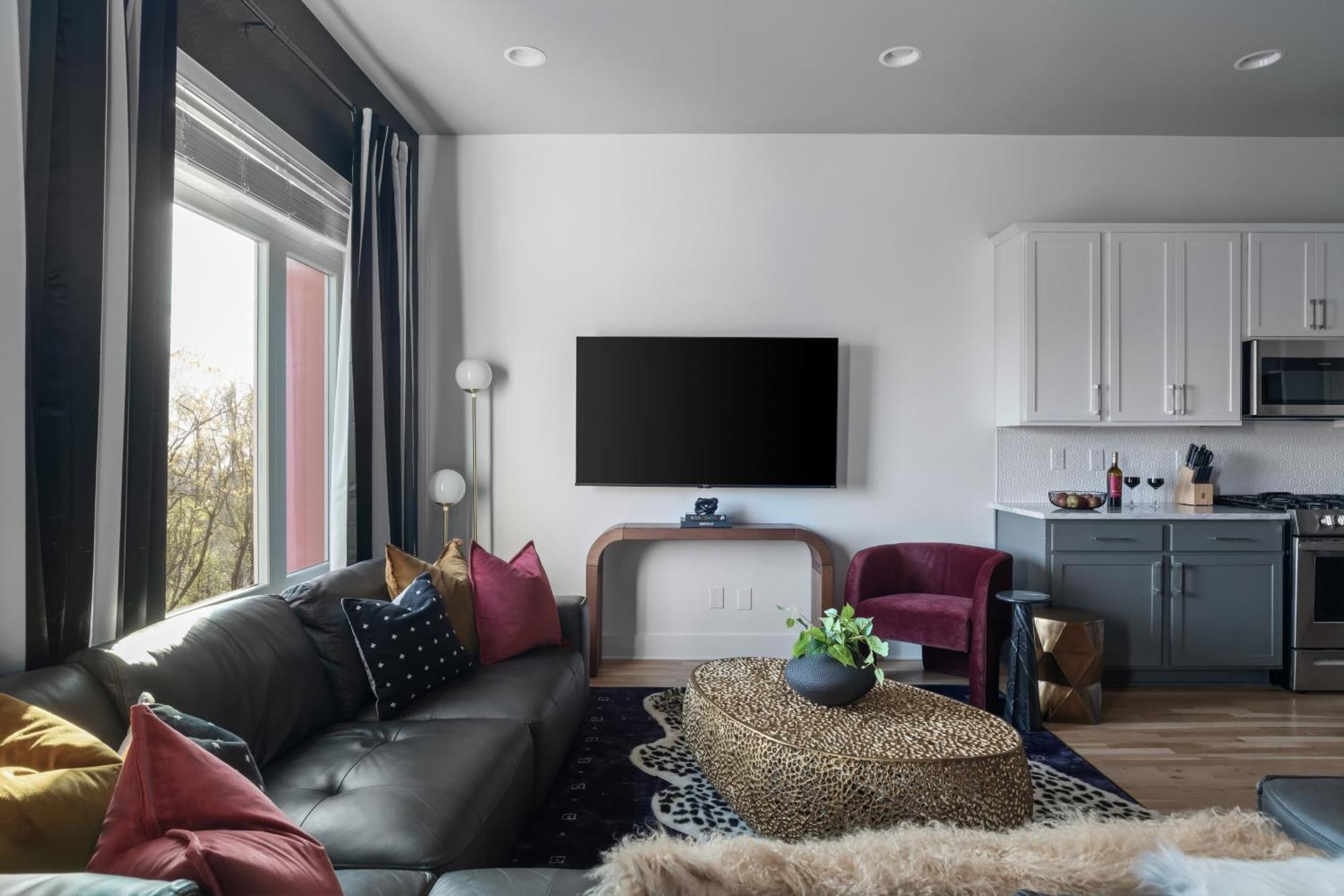 Cool Townhouse Close To Downtown Holiday home